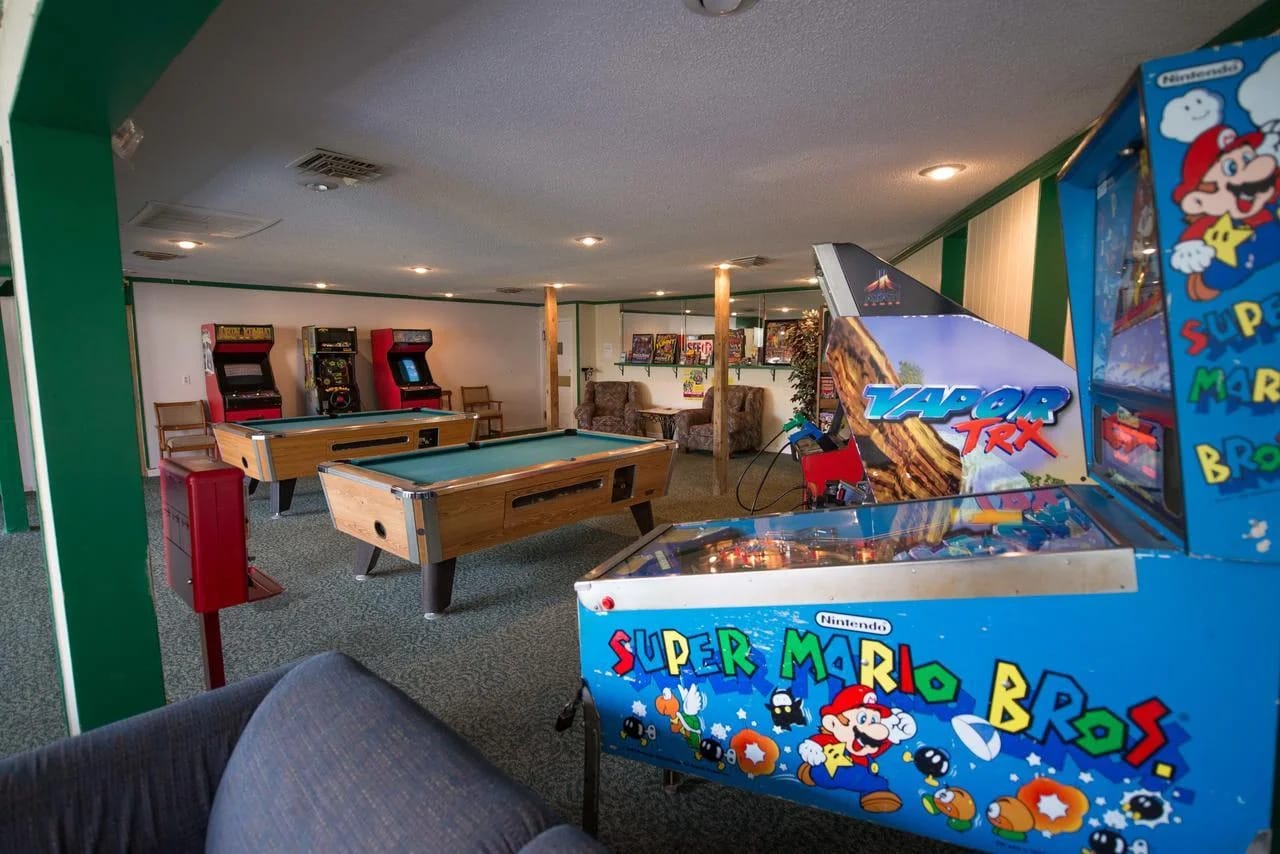 Branson Yacht Club At Rock Lane Game Room