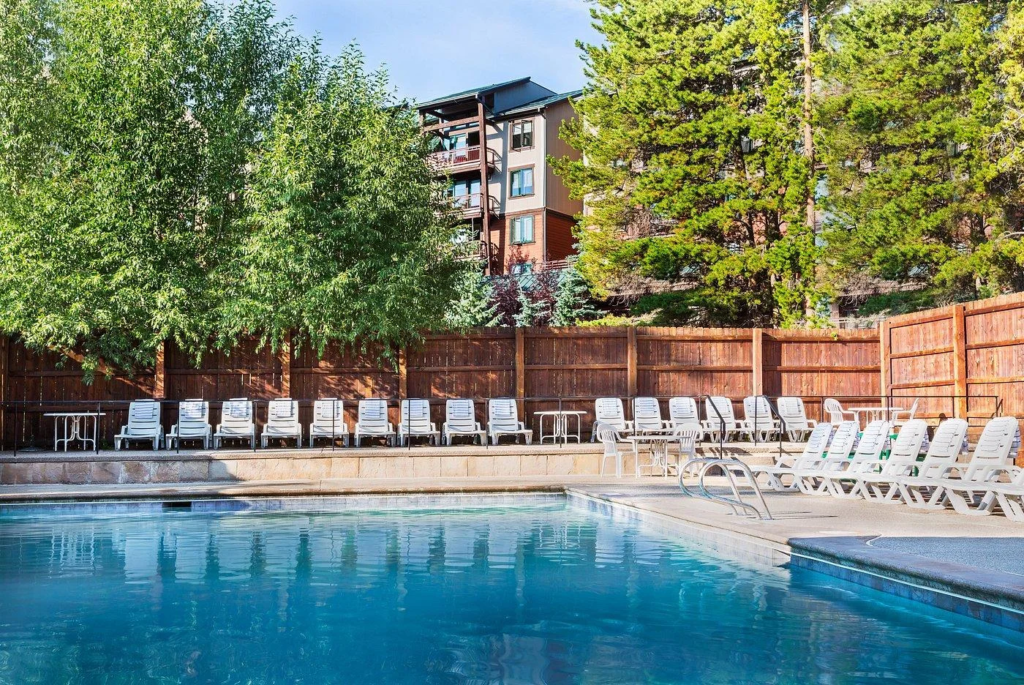 Outdoor Pool: Hilton Grand Vacations Club Valdoro Mountain Lodge Breckenridge