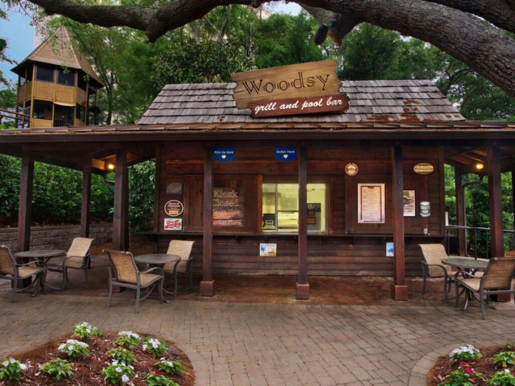 woodsy grill and pool bar