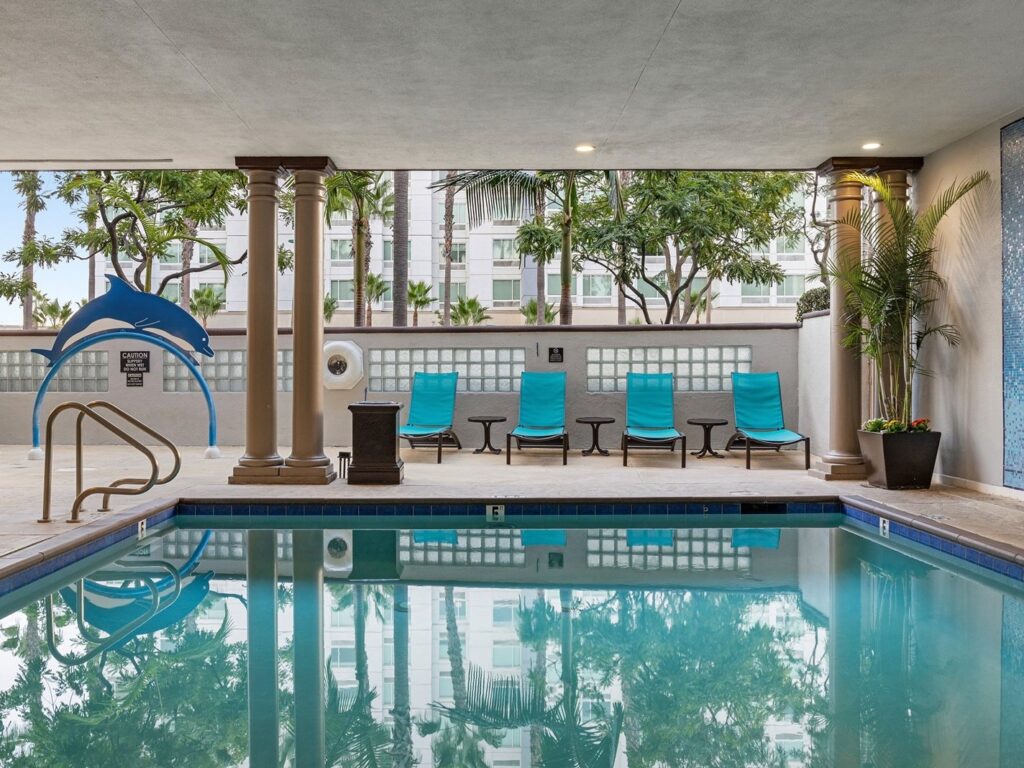 peacock suites pool