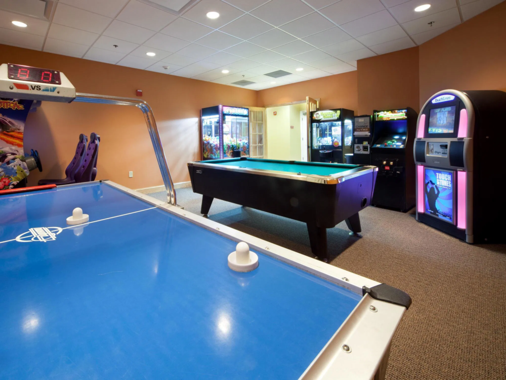 Holiday Inn Club Smoky Mountain Resort game room